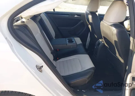 2015 Volkswagen Jetta 1.8T Sport z USA, uszkodzony, nr VIN 3VWD17AJ3FM213834